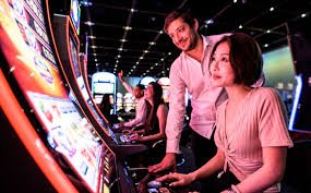 Tampilan permainan Wolf Gold di platform gadai toto dengan gulungan dan simbol serigala
